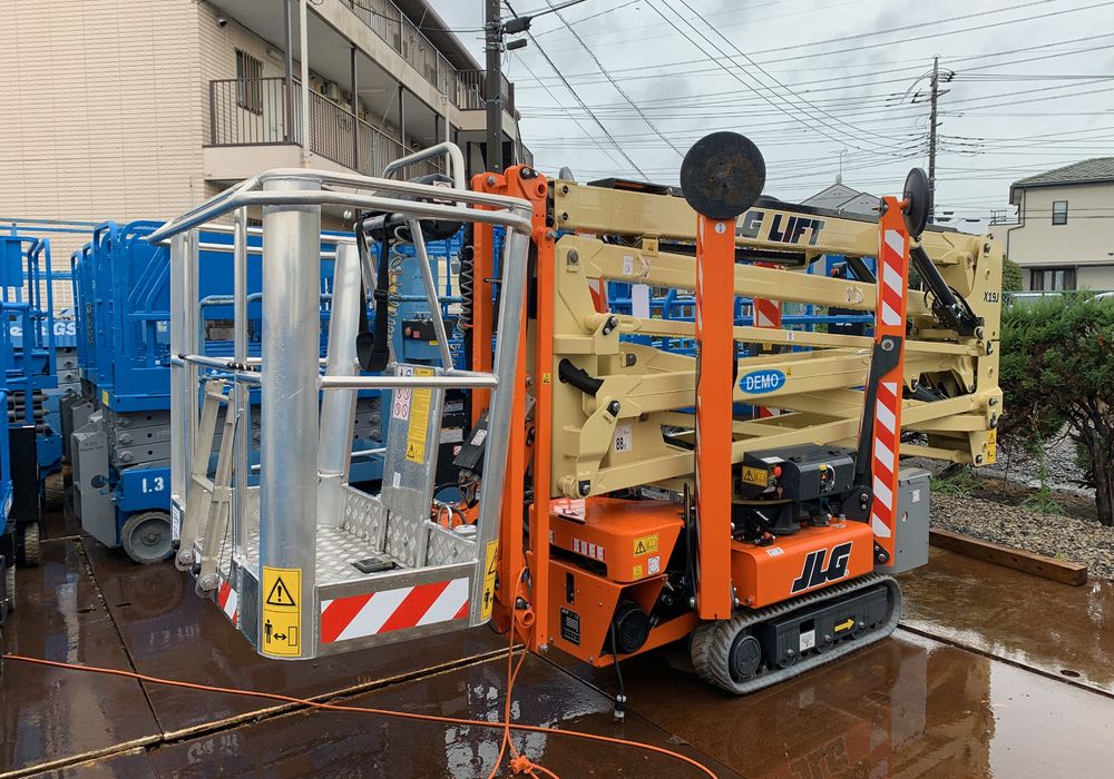 Jlgコンパクトクローラーブームリフト 狭い出入口を通り抜け内部で大きく高く伸ばしてすぐ高所作業開始 新車販売 高所作業車 専門店埼玉発ワイズプラスワン通商株式会社