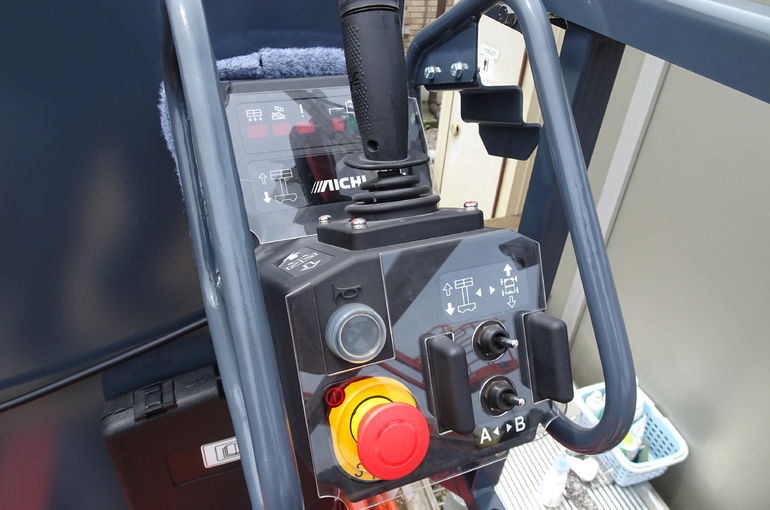 埼玉発ポリカーボネート製高所作業車上部操作ボックス表面保護パネル製作